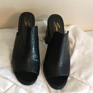 Seven7 black chunk heel size 9.5 peep toe faux alligator